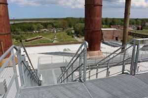 Aussichtsplattform und gläserner Fahrstuhl