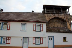 Fachwerkwohngebäude mit Stadtmauer