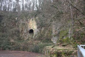 Grotte am Bergsee