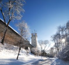 Fünfknopfturm und Stadtmauer